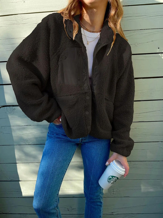 Amira - Damen Teddyjacke mit Knopfleiste und Brusttaschen