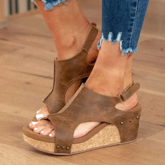 Luise – Orthopädische Keilsandalen mit Cut-Out-Design und Nietenakzenten