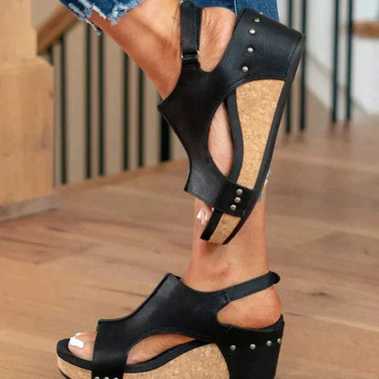 Luise – Orthopädische Keilsandalen mit Cut-Out-Design und Nietenakzenten